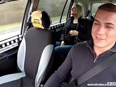 Fick zwischen Taxifahrer und blondem Fahrgast